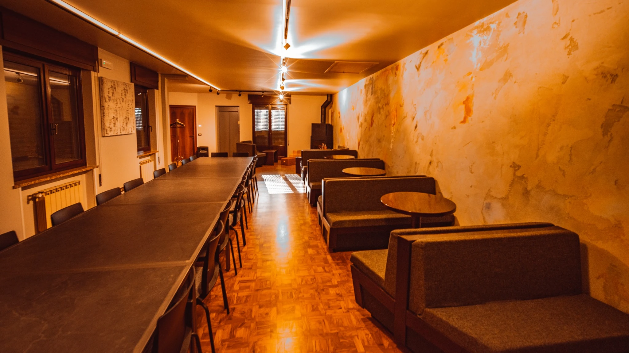 Sala eventi privata con tavoli e sedute a Montecchio Precalcino